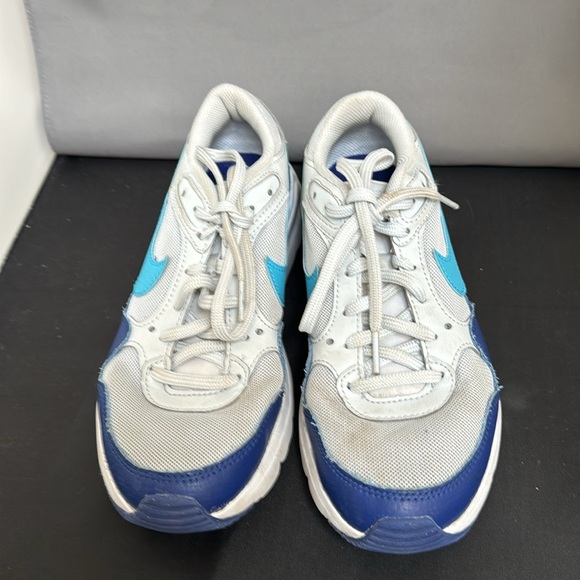 Nike air women’s tennis shoes, size 5 - Picture 2 of 5